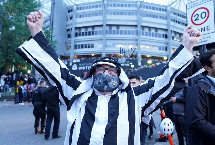 Torcedores do Newcastle United comemoram no St James 'Park após o anúncio de que a aquisição do Newcastle liderada pelos sauditas foi aprovada (Owen Humphreys/PA Images/Getty Images)