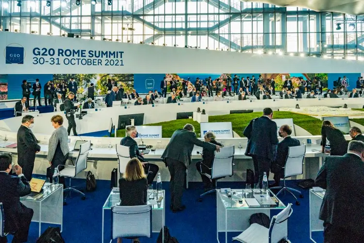 Sala de mesa no Centro de Congressos La Nuvola preparada para a Cúpula de Chefes de Estado e de Governo do G20 em Roma, Itália (NurPhoto/Getty Images)