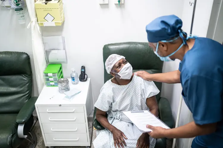 Enfermeira conversando e dando apoio emocional a uma paciente idosa no hospital. (Foto/Getty Images)