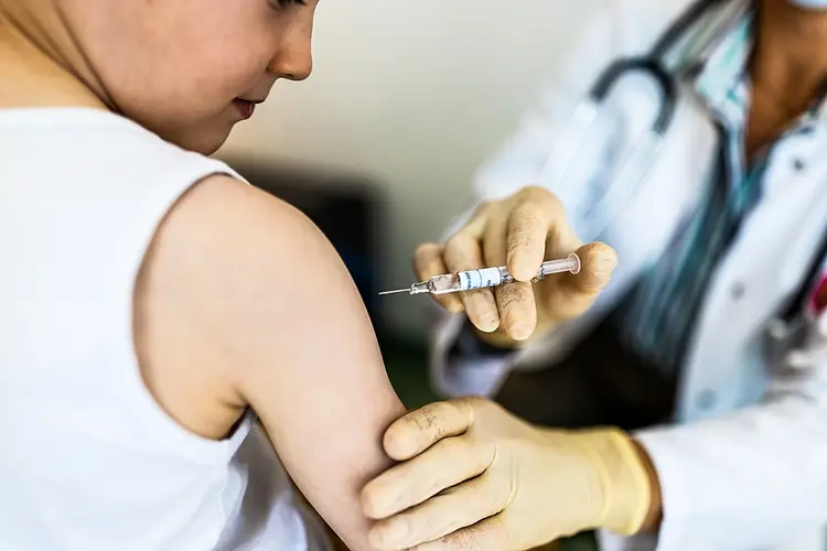 Conforme dados do consórcio de veículos de imprensa, 11,06 milhões de crianças de 5 a 11 anos (ou 53,98% do total) já haviam tomado a primeira dose da vacina contra a covid-19 até o sábado, dia 9, no Brasil (Luis Alvarez/Getty Images)