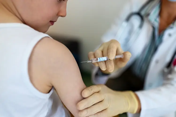Membros da Câmara Técnica de Assessoramento em Imunização da Covid-19 (Ctai-Covid) esperam que o Ministério da Saúde acate o posicionamento da Agência Nacional de Vigilância Sanitária (Anvisa), que autorizou a aplicação da vacina da Pfizer contra Covid-19 em crianças de 5 a 11 anos (Luis Alvarez/Getty Images)