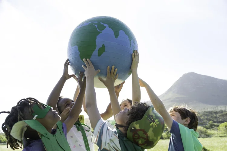 Papel da escola é entender que alunos não são ilhas são parte de um ecossistema maior que constitui a nossa sociedade (Alistair Berg/Getty Images)