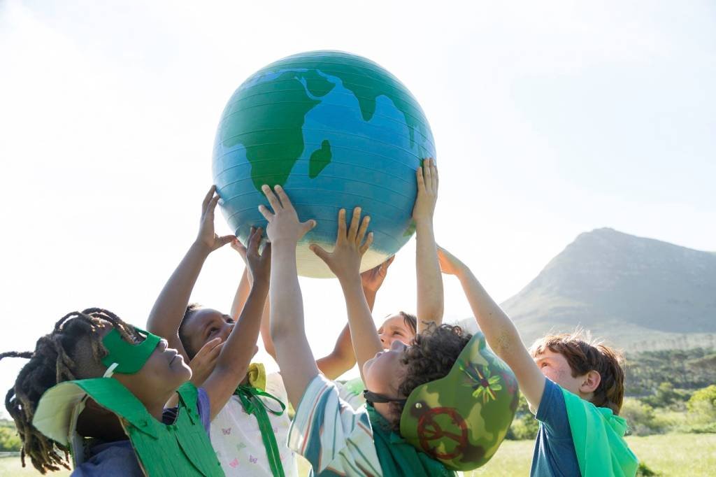 Papel da escola é entender que alunos não são ilhas são parte de um ecossistema maior que constitui a nossa sociedade (Alistair Berg/Getty Images)