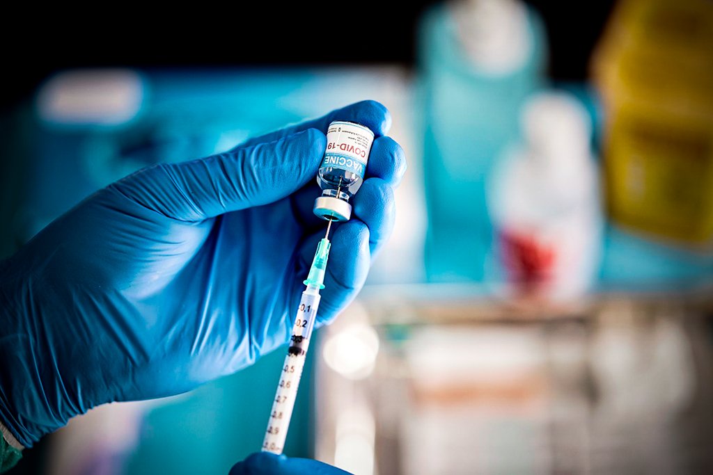 Vacina contra covid-19: na última quarta, dia 22 de junho, o município deu início à vacinação com DA2 para o público de 45 a 49 anos de idade (Morsa Images/Getty Images)