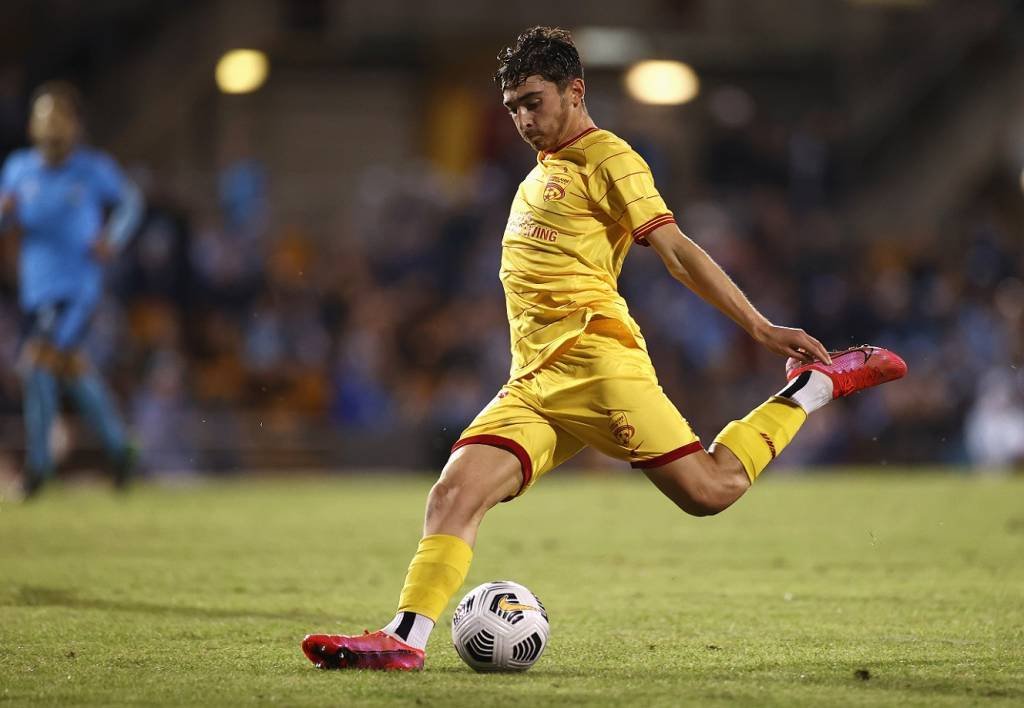 Retrato Do Homem Novo, Jogador De Futebol Em Movimento