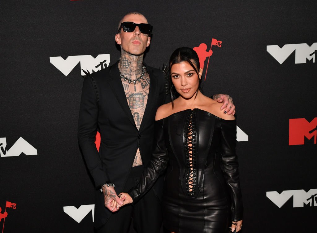 Kourtney Kardashian e baterista Travis Barker anunciam noivado