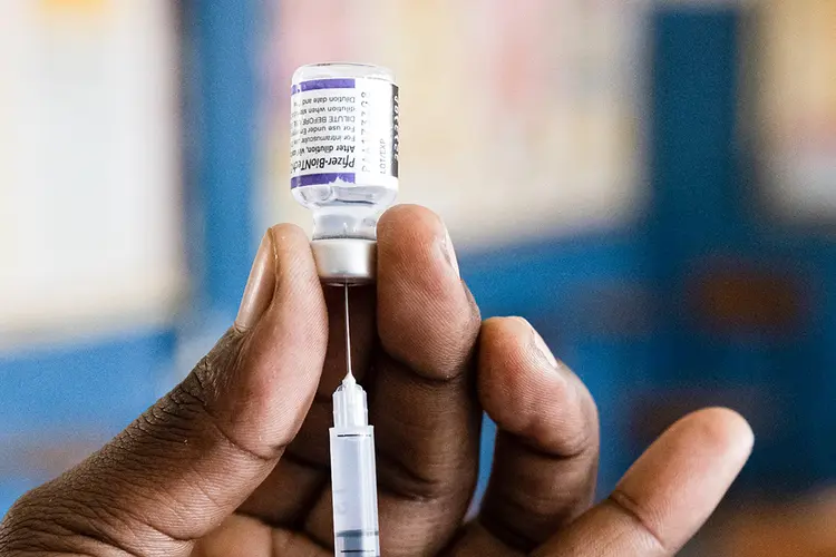 Vacina bivalente: a pasta orienta que as pessoas tomem outras vacinas que estejam atrasadas (Luke Dray/Getty Images)