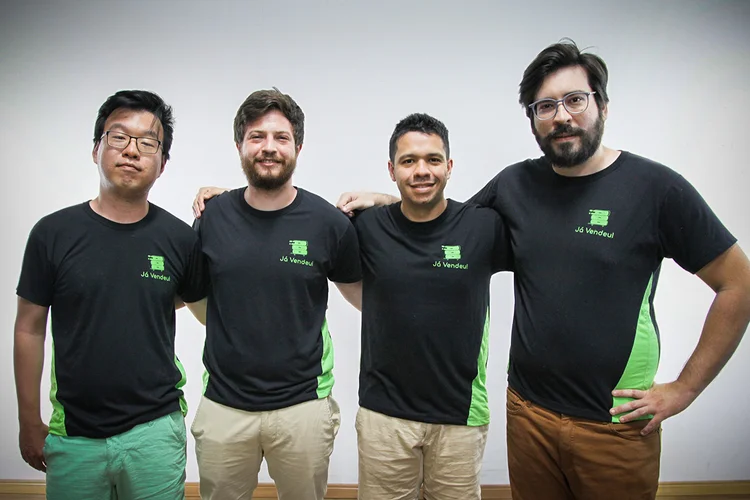 Daniel Paredes, Diogo Suguimoto, Vinicius Romani e Lucas Navarro, fundadores da Já Vendeu: startup quer mais facilidade aos que precisam vender itens usados na internet (Já Vendeu/Divulgação)