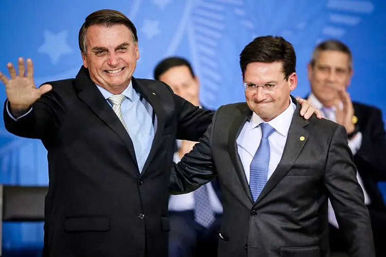 O presidente Jair Bolsonaro com o ministro da Cidadania, João Roma (Fabio Rodrigues Pozzebom/Agência Brasil)