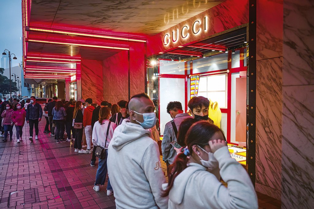 Fila em loja da Gucci em Hong Kong: a marca do grupo Kering aboliu o uso de peles nas peças de roupa em 2017 (Billy H.C. Kwok/Bloomberg/Getty Images)