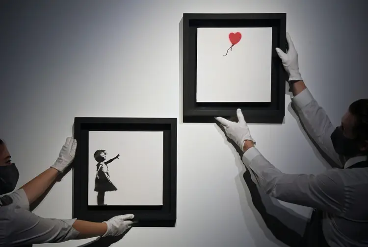 Arte: a edição rara, uma de 25 criadas pelo recluso artista de rua em 2005, mostra uma menina em uma pintura e um balão em forma de coração em outra (Toby Melville/Reuters)