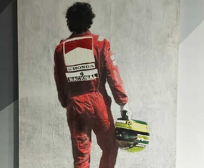 No formato de experiência interativa, é possível conhecer a infância do piloto, ver as primeiras vitórias no kart e acompanhar detalhes da trajetória até o tricampeonato mundial na Fórmula 1, conquistado em 1988, 1990 e 1991. (Exposição Ayrton Senna/Divulgação)