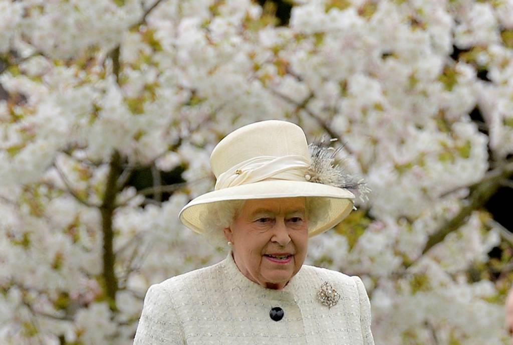 Família real britânica: Charles, 73 anos, que cada vez substitui mais sua mãe em eventos oficiais, não chegou de carruagem, e sim em um Rolls-Royce oficial com teto transparente, acompanhado pela esposa Camilla (Reuters/Toby Melville)