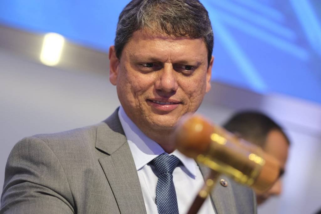 Tarcísio adota tom de líder religioso em ato com Michelle Bolsonaro e Damares