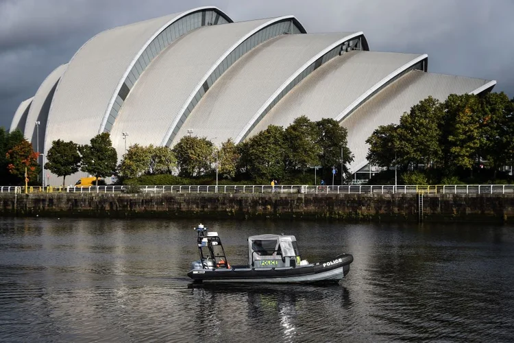 Policiais patrulham arena em Glasgow, na Escócia: país se prepara para sediar a COP26 (ANDY BUCHANAN / Colaborador/Getty Images)