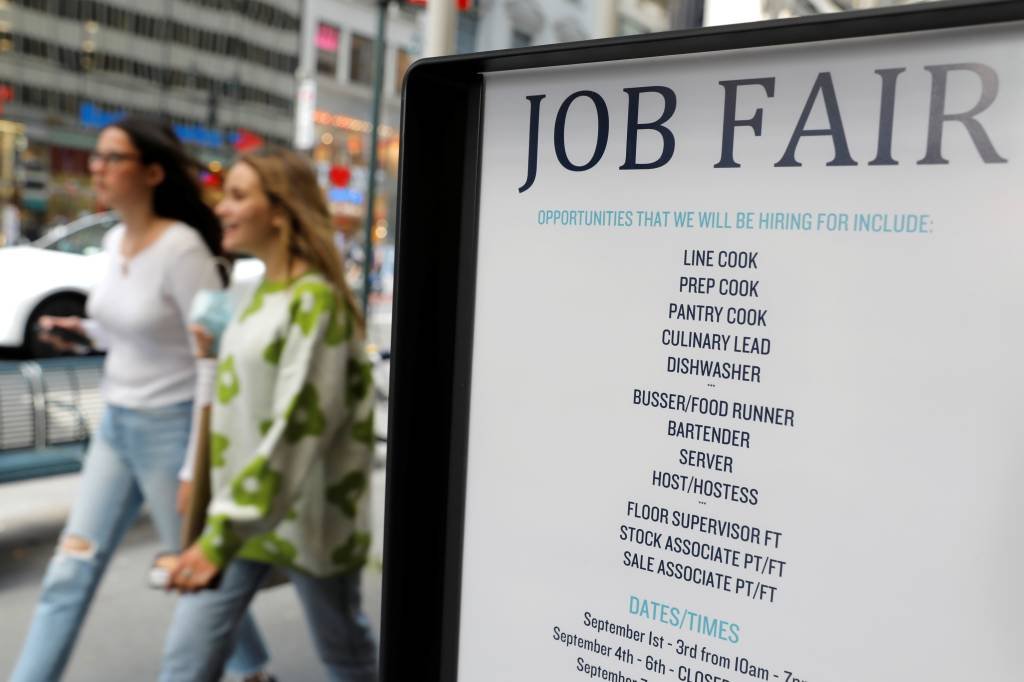 Pedidos de auxílio-desemprego nos EUA têm mínima em 52 anos