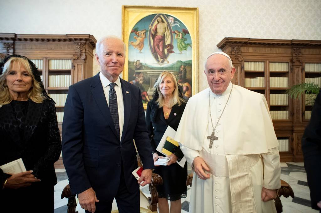 Conservadores da Igreja pressionam Biden por causa de sua posição conflitante na disputa sobre o direito ao aborto (Vatican Media/­Divulgação/Reuters)