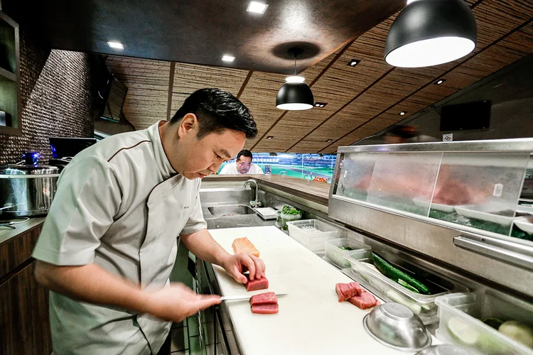 O chef Koji Yokomizo acaba de inaugurar sua primeira casa fora do país, em Lisboa.
 (Koji/Divulgação)