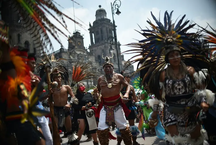 Indígenas participam da celebração de 500 anos do último dia de domínio antes da queda de Tenochtitlan para os espanhóis na praça do Zócalo, na Cidade do México, em 13 de agosto de 2021

 (AFP/AFP)