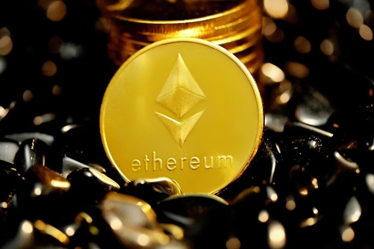 O ether (ETH) é considerado a segunda maior criptomoeda do mundo em valor de mercado, e o seu crescimento pode ser observado pelos números (Shutterstock/Divulgação)