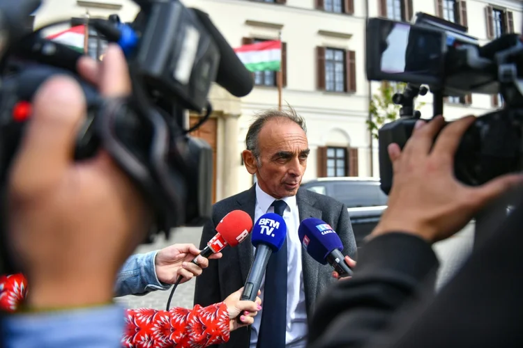 Eric Zemmour fala com a imprensa em Budapeste: sem passado político, o extremista pode ameaçar Macron na eleição francesa (AFP/AFP)