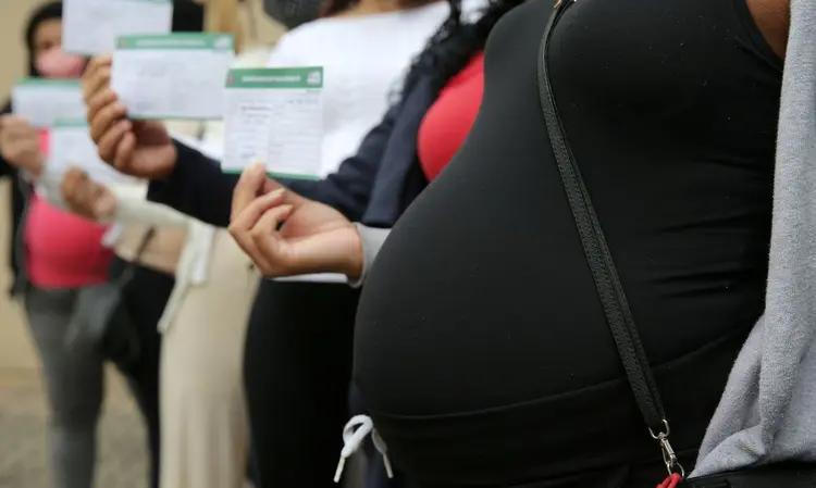 Câmara aprova retorno de gestantes vacinadas ao trabalho presencial 
 (Carla Carniel/Reuters)