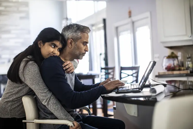 Home office: governo e empresas britânicas estão preocipados com variante Ômicron (MoMo Productions/Getty Images)