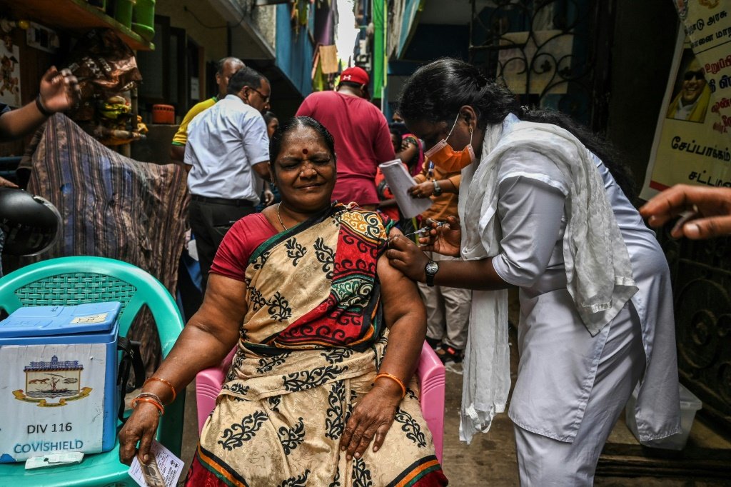 Índia já aplicou um bilhão de doses de vacinas contra covid