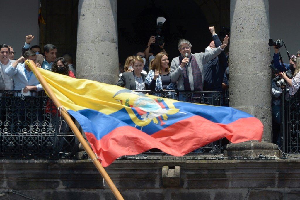 Equador anuncia congelamento de preço da gasolina