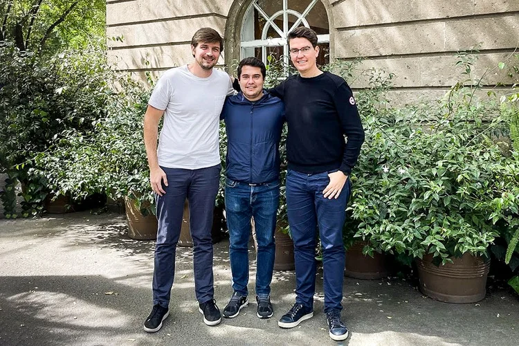 Da esquerda para a direita, Kristian Huber, fundador e VP de Negócios da Loft, Raul Villarreal, fundador da TrueHome, e Mate Pencz, fundador e co-CEO da Loft | Foto: Divulgação (Loft/Divulgação)
