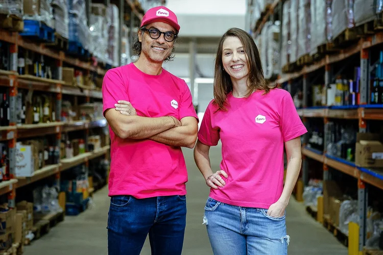 Alejandro Ponce e Marina Proença, fundadores da Mercado Favo: expansão do e-commerce com aposta numa rede de empreendedores que ajudam a fazer propaganda e a logística dos produtos (Divulgação/Divulgação)