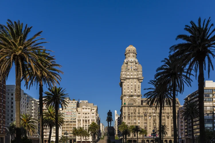 Praça Independência em Montevidéu, no Uruguai: país tem 75% da população totalmente vacinada (Richard I'Anson/Getty Images)