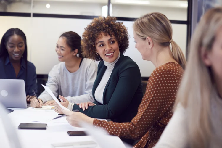 Aumentar salário e benefícios não é a única chave para a satisfação (monkeybusinessimages/Getty Images)