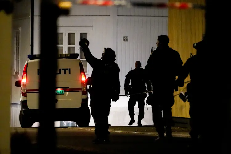 Homem mata várias pessoas na Noruega em ataque com arco e flecha em Kongsberg, na Noruega
13/10/2021
 (Hakon Mosvold/NTB/Reuters)