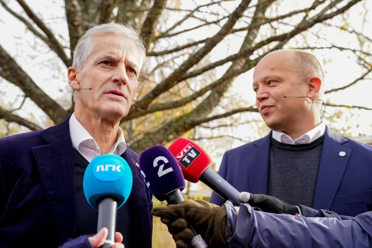 Líder do Partido Trabalhista norueguês e designado primeiro-ministro, Jonas Gahr Støre (à esquerda), e o líder do Partido de Centro, Trygve Slagsvold Vedum, apresentam sua agenda política em Hurdal

 (AFP/AFP)