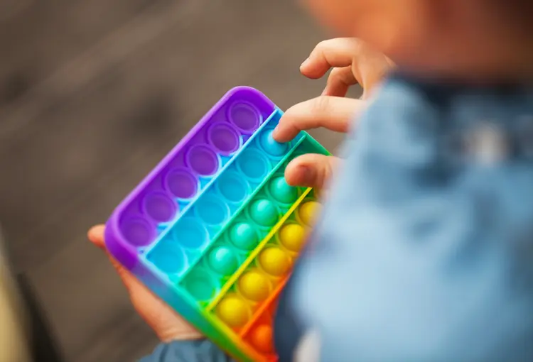 Pop it: brinquedo que se tornou febre entre as crianças parece um plástico bolha infinito (Victoria Popova / EyeEm/Getty Images)
