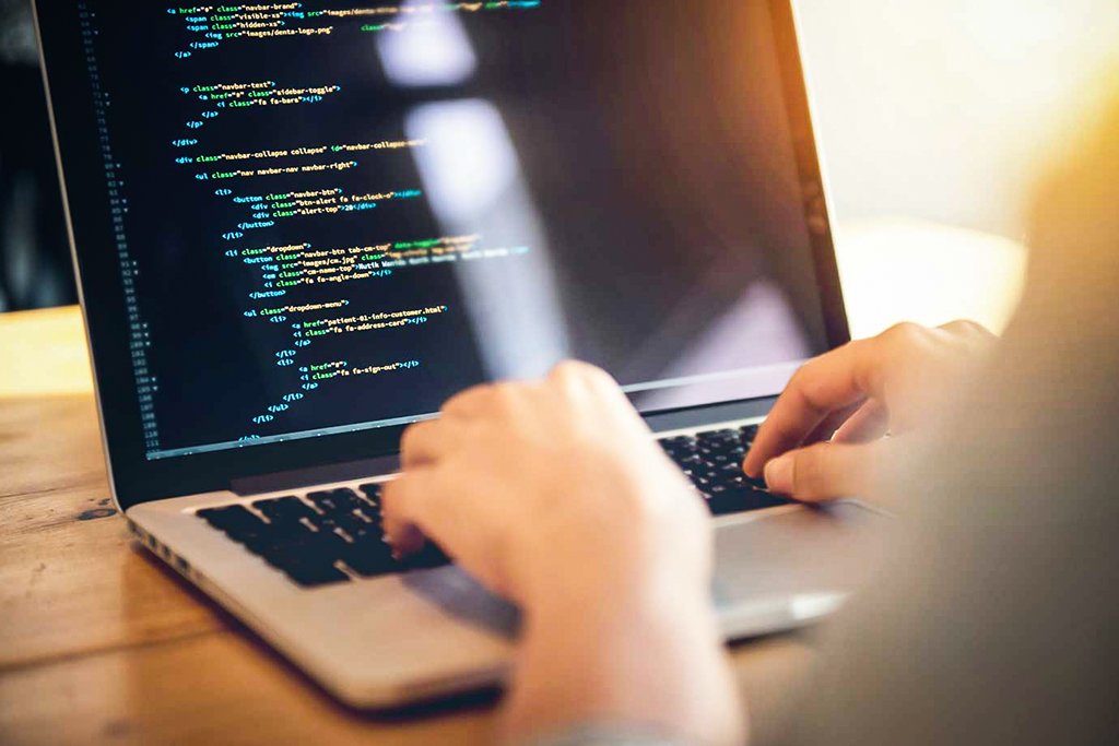 Para fugir do desemprego, engenheiros e advogados viram programadores