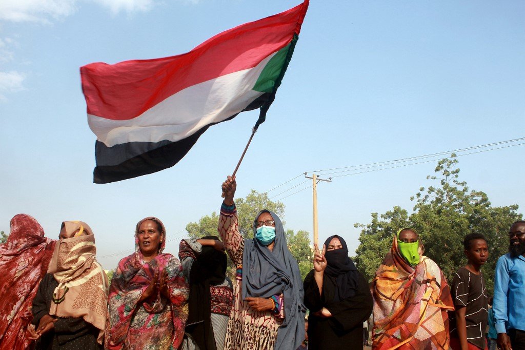 Guerra no Sudão: generais rivais anunciam trégua, mas combates continuam
