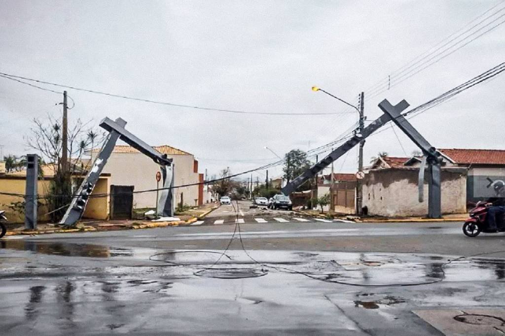 Pirassununga depois do tornado: bairros ficaram sem eletricidade e 300 casas foram destelhadas (Divulgação/Defesa Civil)