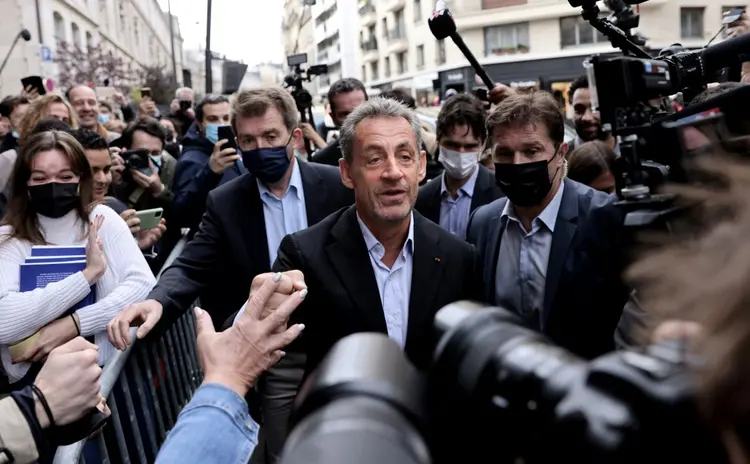 Nicolas Sarkozy antes de sessão de autógrafos de seu livro mais recente em Paris (Foto/AFP)