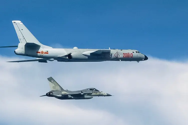 Bombardeiros chineses H-6 entraram na sexta-feira na zona de identificação de defesa aérea de Taiwan. (Foto/AFP)