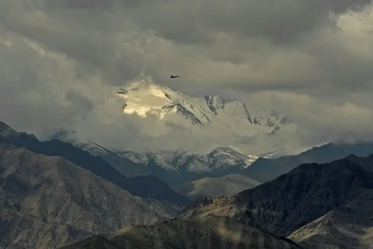 Caça indiano sobrevoa Ladakh, perto da fronteira com a China no Himalaia (AFP/AFP)