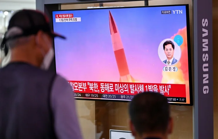 Sul-coreanos acompanham lançamento de míssil pela Coreia do Norte em estação de trem (AFP/AFP)