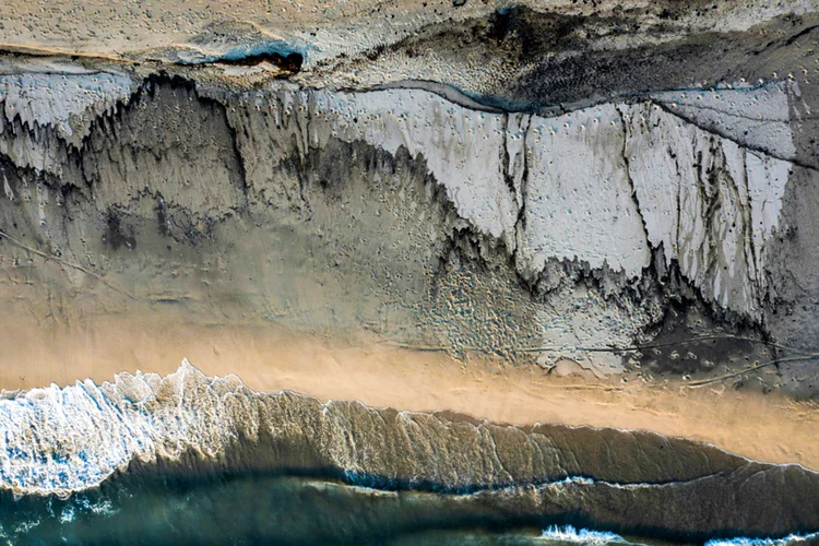 Vista aérea da åçpoluição causada pela maré negra em Newport Beach, em 3 de outubro de 2021. (AFP/AFP)