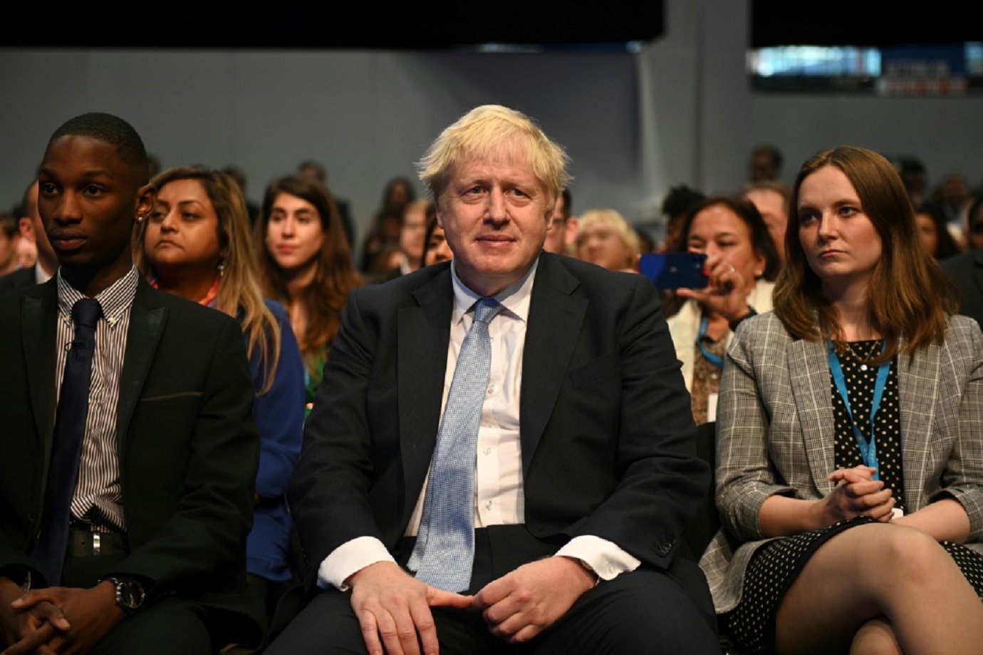 Reino Unido: Boris Johnson ganha voto de confiança por 211 a favor e 148 contra