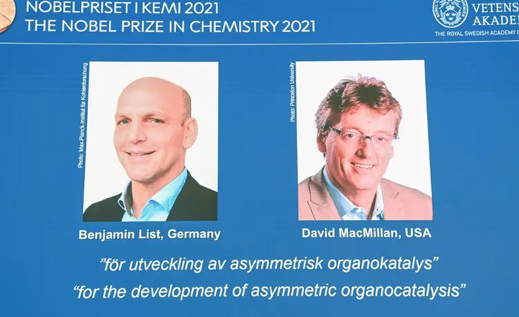 Os vencedores do Nobel de Química, o alemão Benjamin List (E) e o americano David MacMillan

 (afp/AFP)