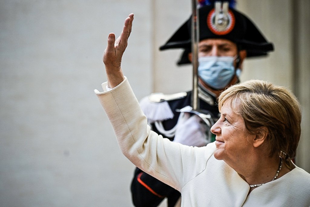 Merkel se despede de última cúpula da União Europeia com homenagens