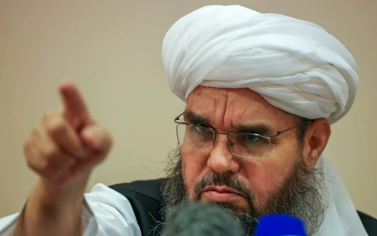 Negociador talibã Shahabuddin Delawar em entrevista coletiva em Moscou, em 9 de julho de 2021 (afp/AFP)