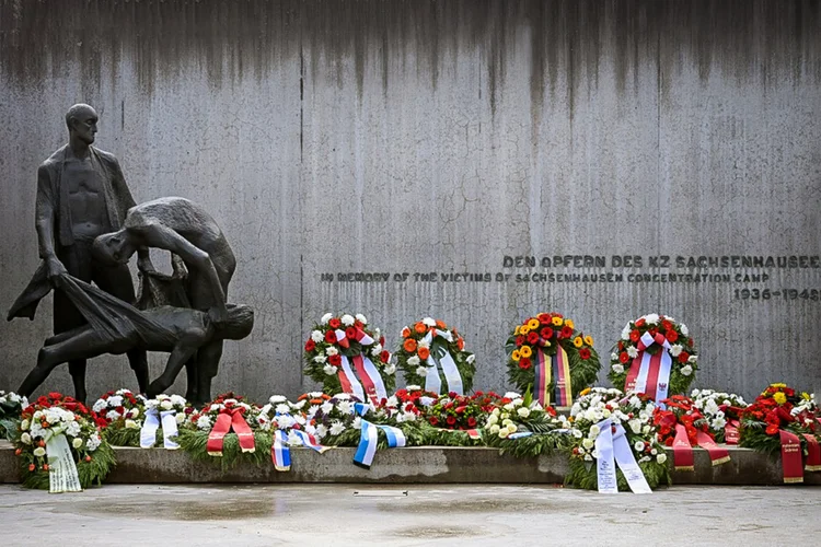 Coroas de flores depositadas no campo de concentração de Sachsenhausen, em Oranienburg, ao norte de Berlim, em 18 de abril de 2021, por ocasião do aniversário da libertação em 1945 (David COURBET/AFP)