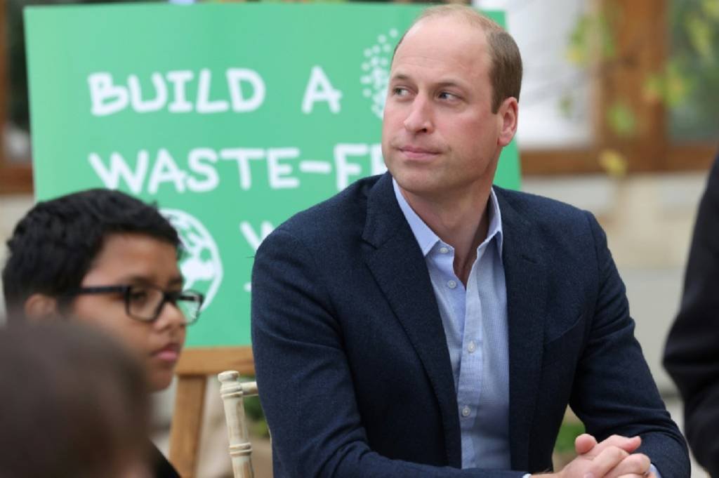 Príncipe William participa de uma iniciativa para a educação no cuidado do planeta, em 13 de outubro de 2021, em uma escola de Kew Gardens, em Londres (AFP/AFP)